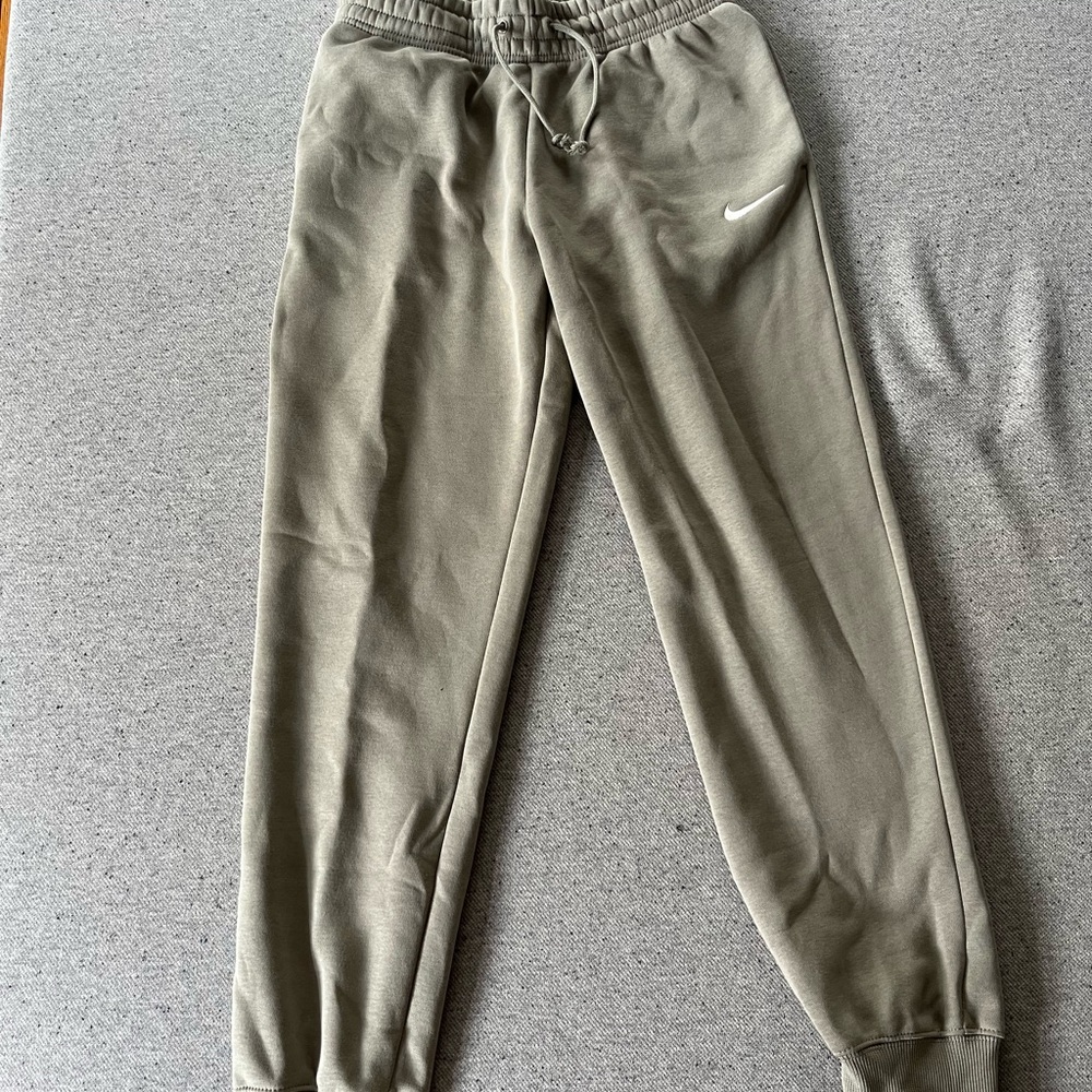 Nike olive Jogger Sweatpants with Elastic Waistband NWT